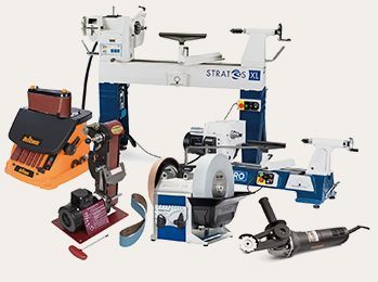 Eine Drechselbank, eine Spindelschleifmaschine und weitere Maschinen